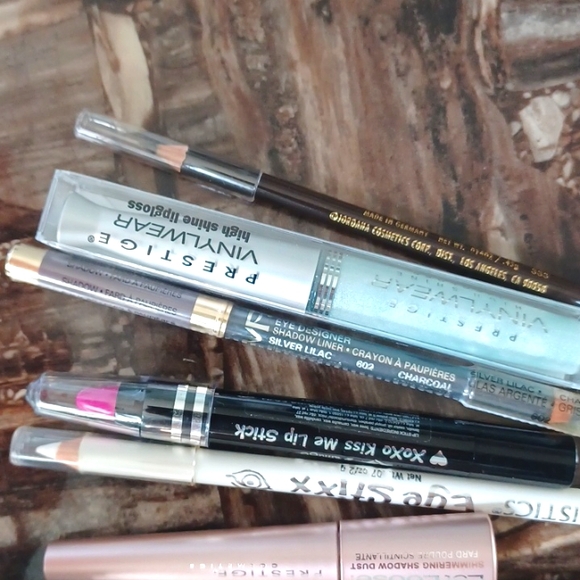 Makeup Bundle - Picture 6 of 6